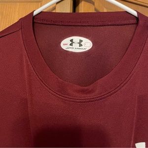 Under armor sports t shirt.